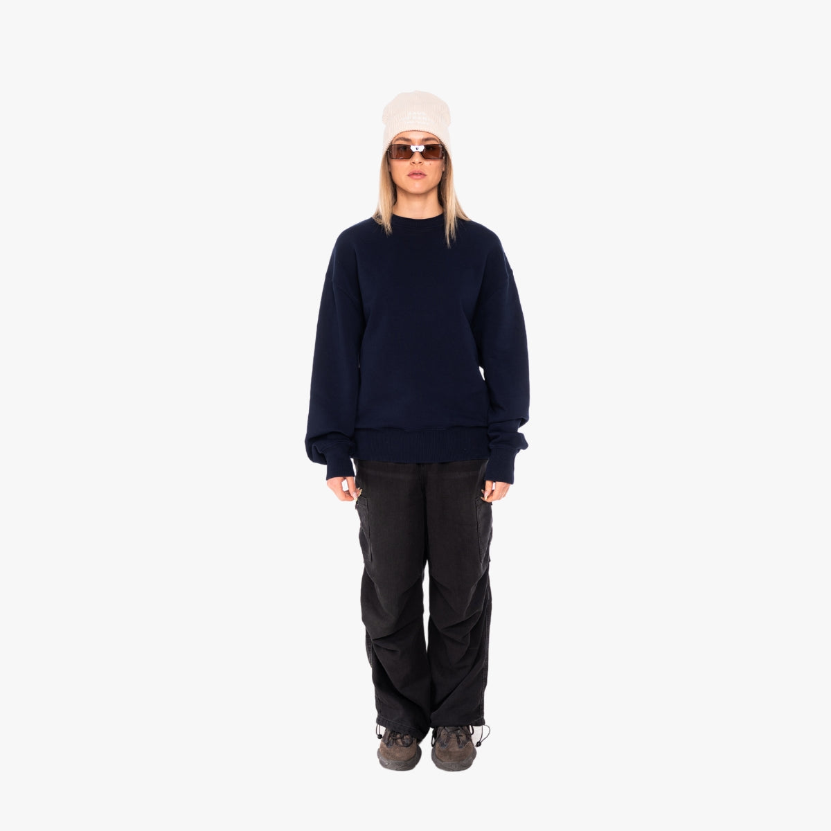 'SAVE THE EARTH' Organic Oversize Sweatshirt in der Farbe French Navy als Frontaufnahme getragen von einem weiblichen Model