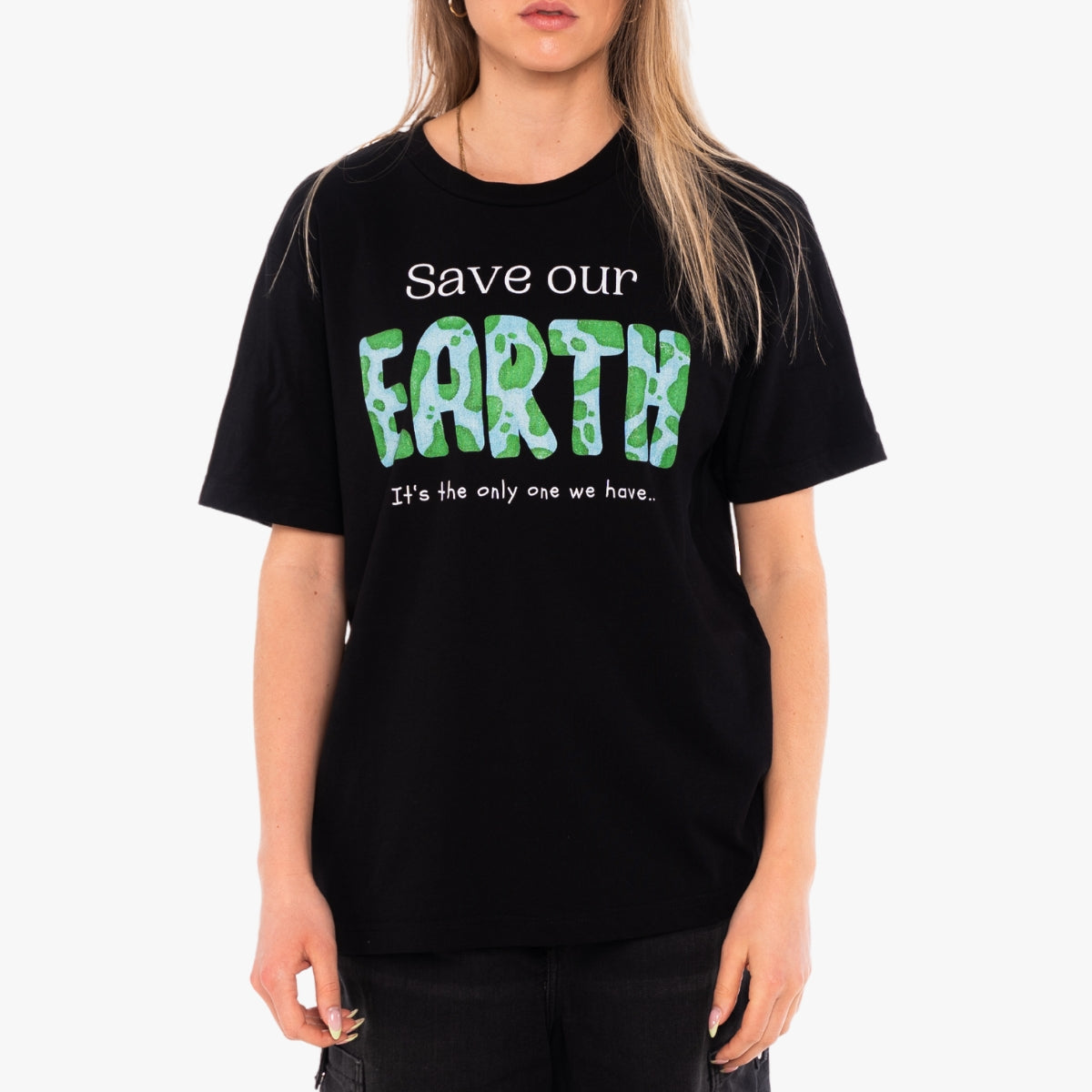 'SAVE OUR EARTH' Organic Relaxed Shirt in der Farbe Black als Detail Nahaufnahme getragen von einem weiblichen Model