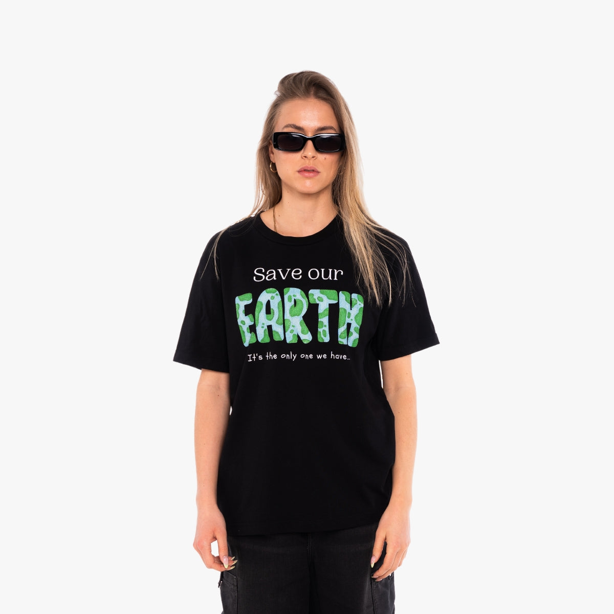 'SAVE OUR EARTH' Organic Oversize Shirt in der Farbe Black als Front Nahaufnahme getragen von einem weiblichen Model