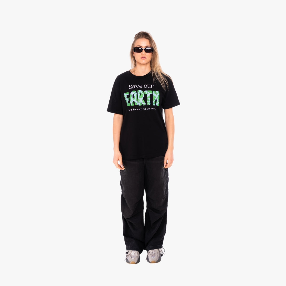 'SAVE OUR EARTH' Organic Relaxed Shirt in der Farbe Black als Komplettaufnahme vom Outfit getragen von einem weiblichen Model