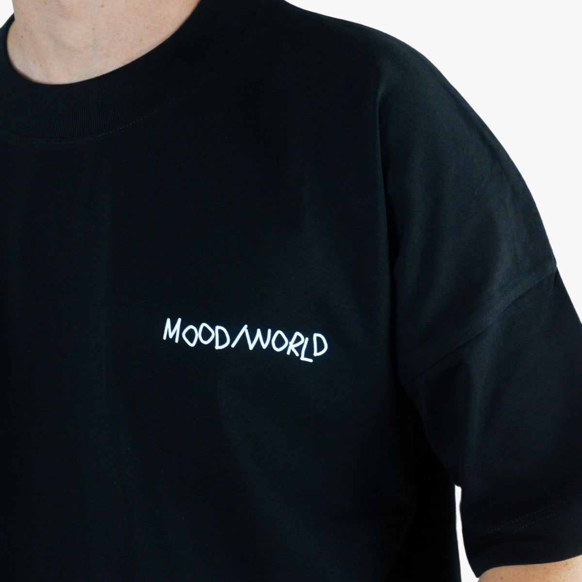 'WISH YOU WERE VEGAN HANDWRITTEN' Organic Oversize Shirt in der Farbe Black als Front Detailaufnahme getragen von einem männlichen Model