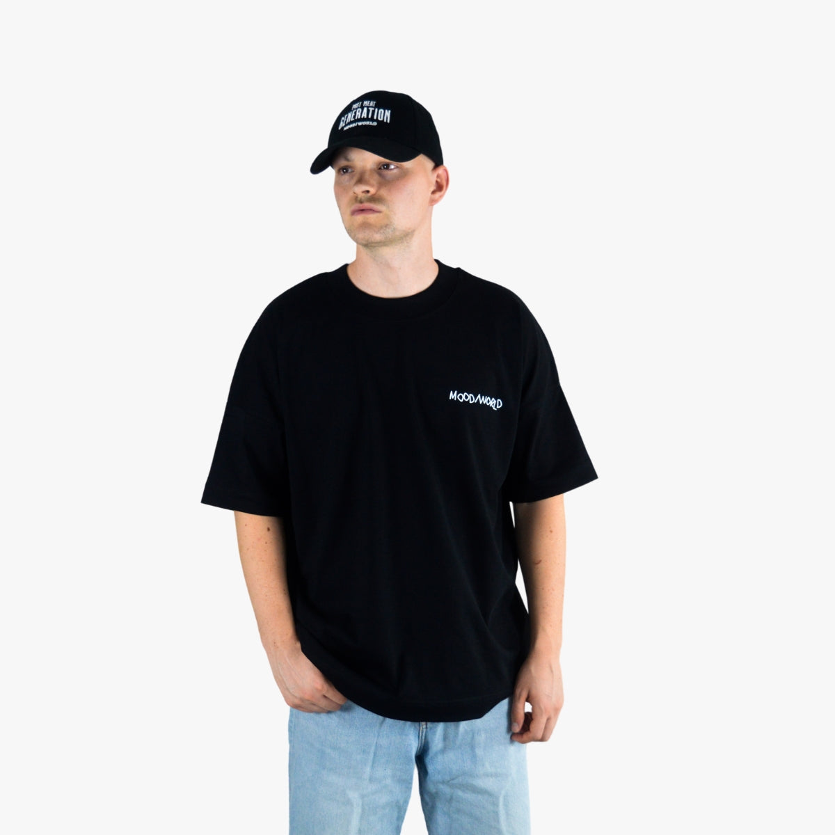 'WISH YOU WERE VEGAN HANDWRITTEN' Organic Oversize Shirt in der Farbe Black als Front Nahaufnahme getragen von einem männlichen Model