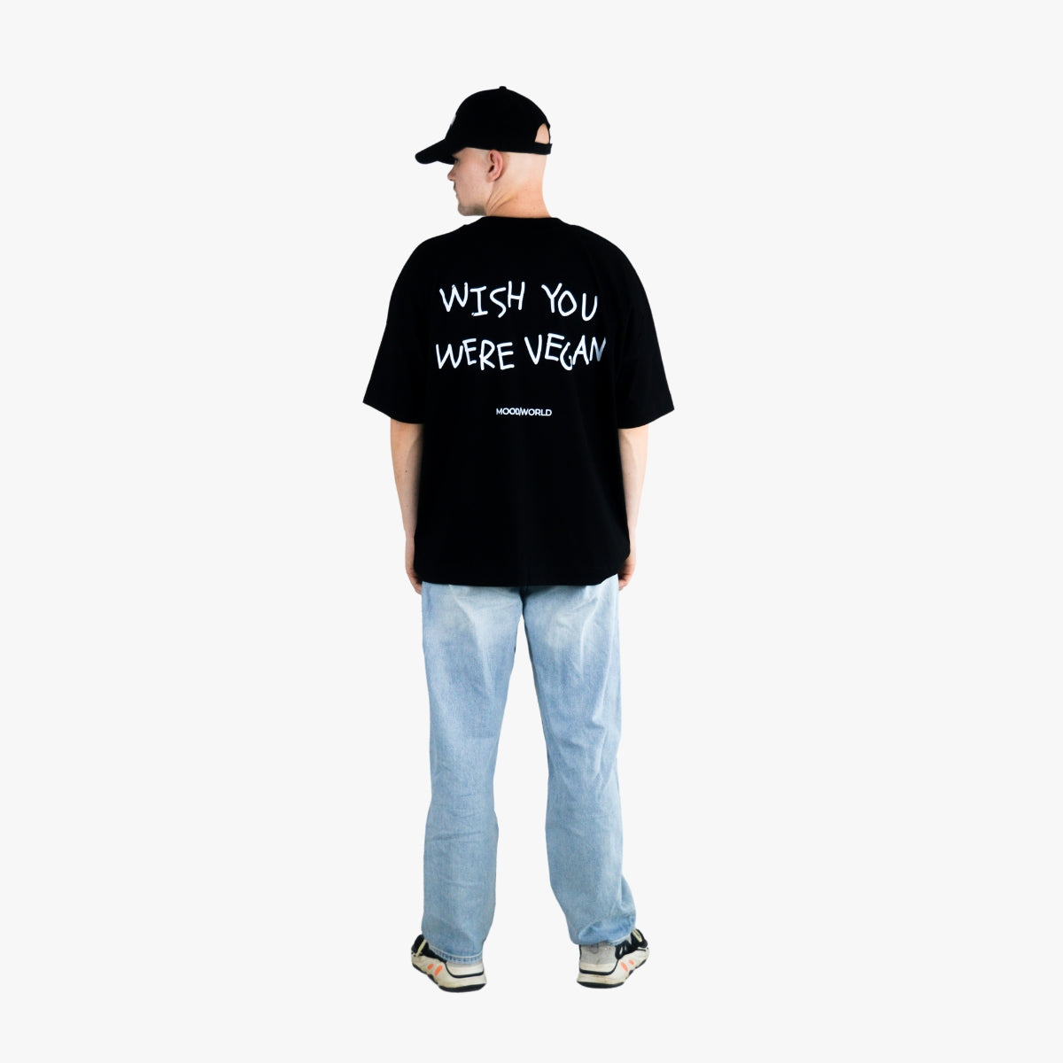 'WISH YOU WERE VEGAN HANDWRITTEN' Organic Oversize Shirt in der Farbe Black als Back Outfitaufnahme getragen von einem männlichen Model