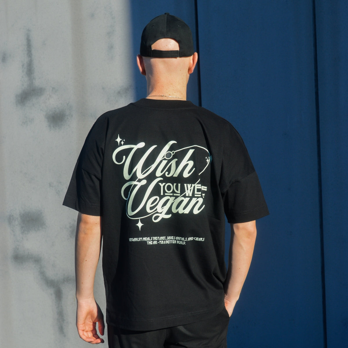 'WISH YOU WERE VEGAN Stars' Organic Oversize Shirt in der Farbe Black als Back Nahaufnahme getragen von einem männlichen Model