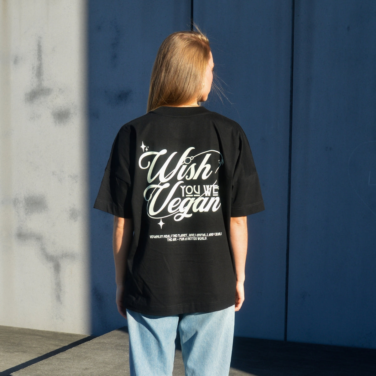 'WISH YOU WERE VEGAN Stars' Organic Oversize Shirt in der Farbe Black als Back Nahaufnahme getragen von einem weiblichen Model