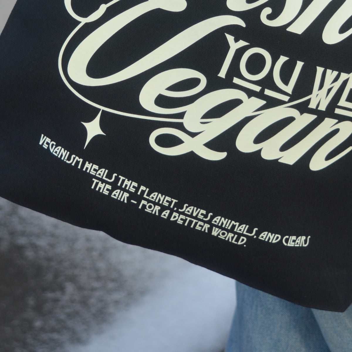 'WISH YOU WERE VEGAN Stars' Organic Tote-Bag in der Farbe Black als Detailaufnahme getragen von einem weiblichen Model