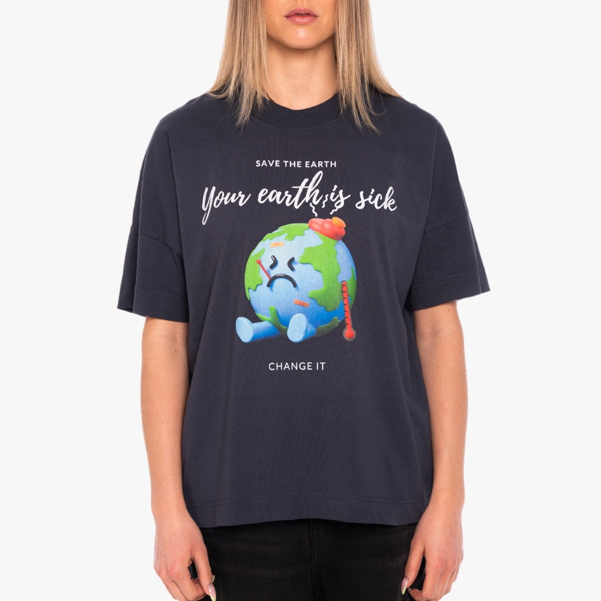 'YOUR EARTH IS SICK' Organic Oversize Shirt in India Ink Grey als Detail Nahaufnahme getragen von einem weiblichem Model