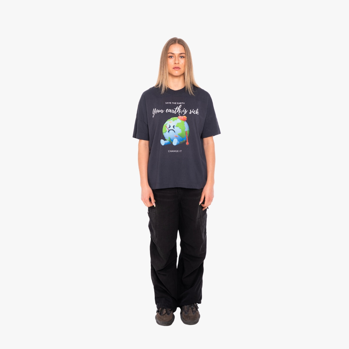 'YOUR EARTH IS SICK' Organic Oversize Shirt in der Farbe India Ink Grey als Komplettaufnahme vom Outfit getragen von einem weiblichen Model