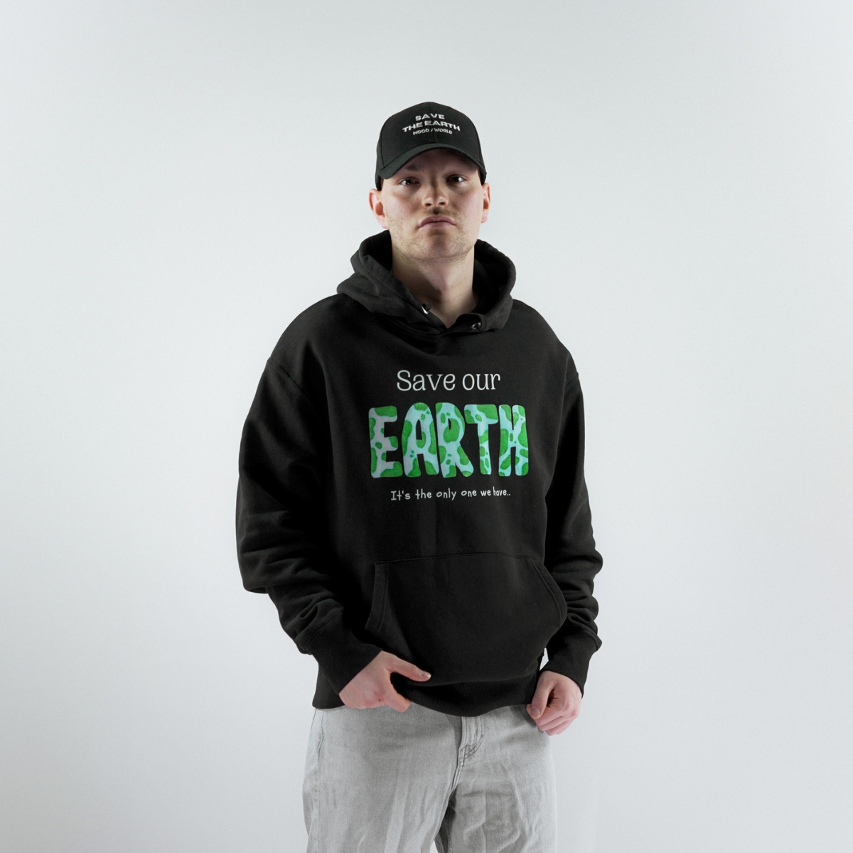 'SAVE OUR EARTH' Organic Oversize Hoodie in der Farbe Black getragen von einem männlichen Model