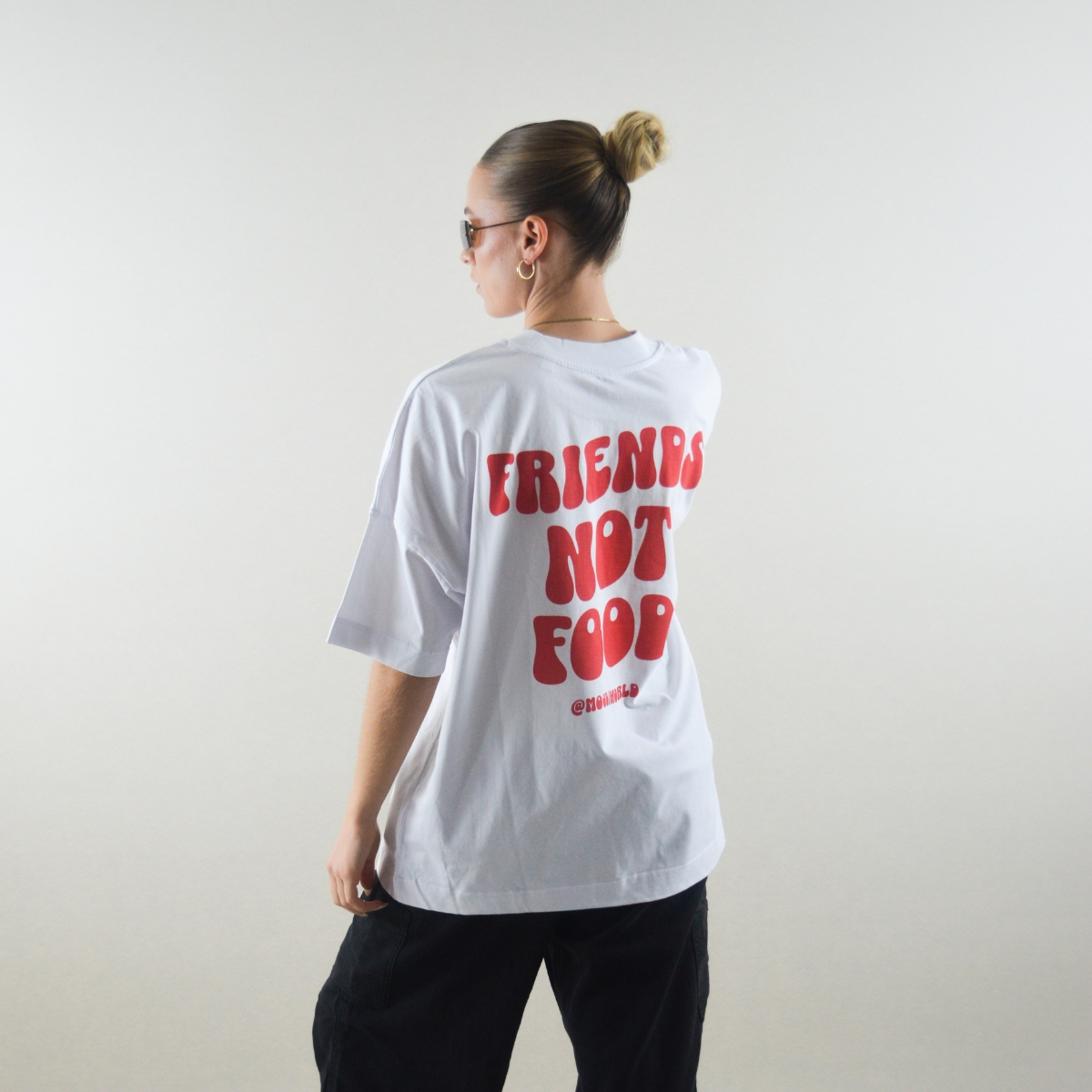 'FRIENDS NOT FOOD - WAVE' Organic Oversize Shirt in der Farbe White getragen von einem weiblichen Model 