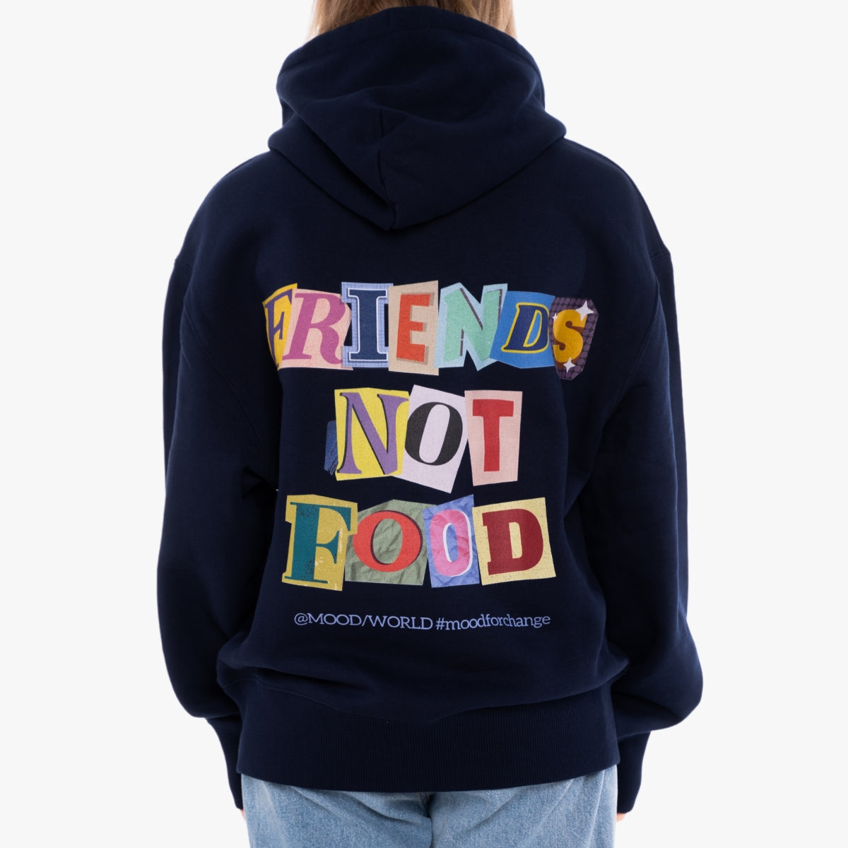 'FRIENDS NOT FOOD Letters' Organic Oversize Hoodie in der Farbe French Navy als Back Nahaufnahme Detail getragen von einem weiblichem Model