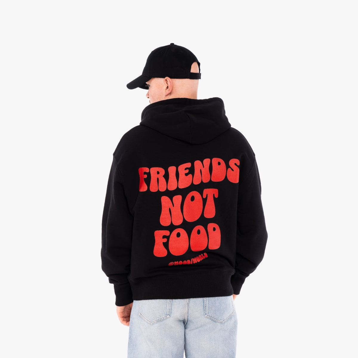 'FRIENDS NOT FOOD Wave' Organic Oversize Hoodie in der Farbe Black als Back Nahaufnahme getragen von einem männlichen Model