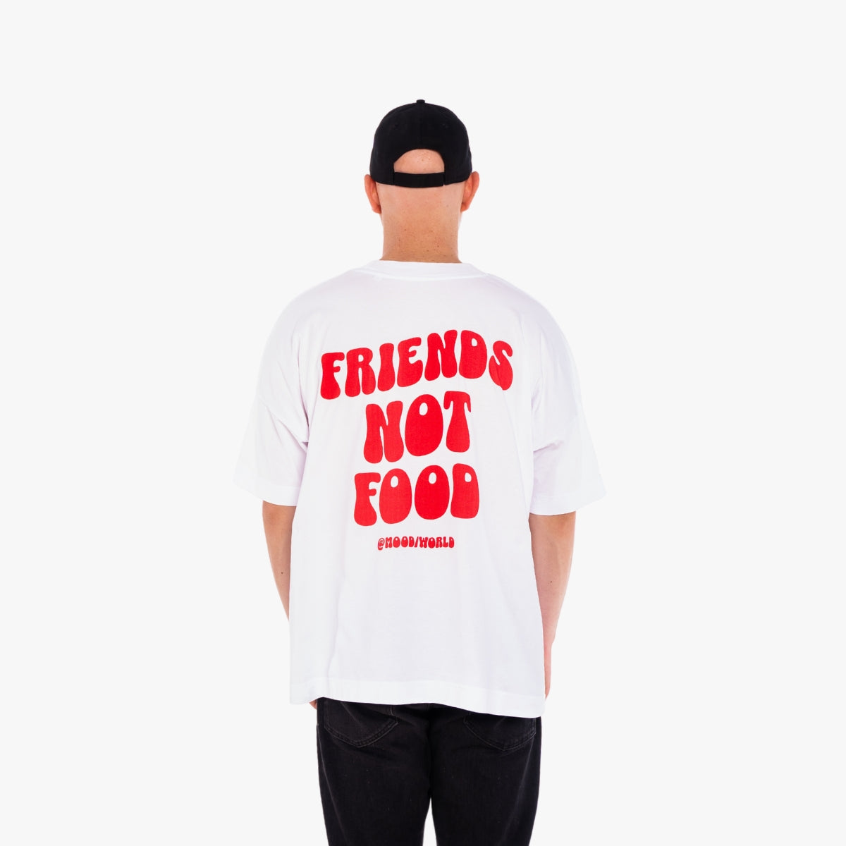 'FRIENDS NOT FOOD Wave' Organic Oversize Shirt in der Farbe White als Back Nahaufnahme getragen von einem männlichen Model