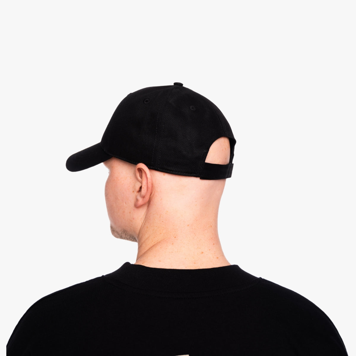 'POST MEAT GENERATION' Organic Baseball Cap in der Farbe Black als Aufnahme von der Seite getragen von einem männlichen Model