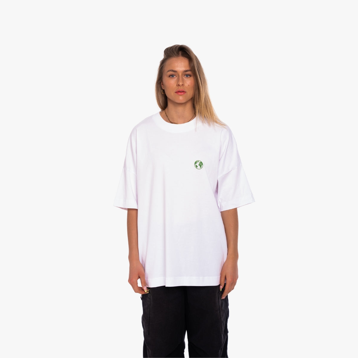 'TAKE CARE' Organic Oversize Shirt in der Farbe White als Aufnahme Vorderseite vom Outfit getragen von einem weiblichen Model