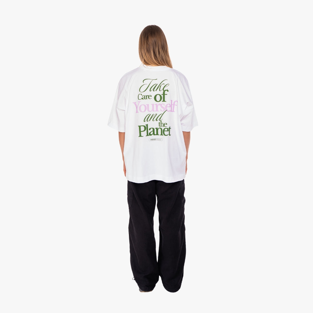 'TAKE CARE' Organic Oversize Shirt in der Farbe White als Komplettaufnahme Rückseite vom Outfit getragen von einem weiblichen Model