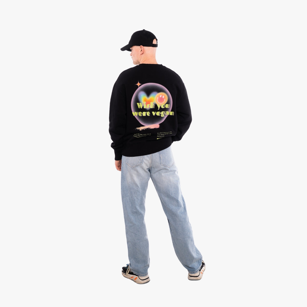 'WHISH YOU' Organic Oversize Sweatshirt in der Farbe Black als Back Komplettaufnahme getragen von einem männlichen Model
