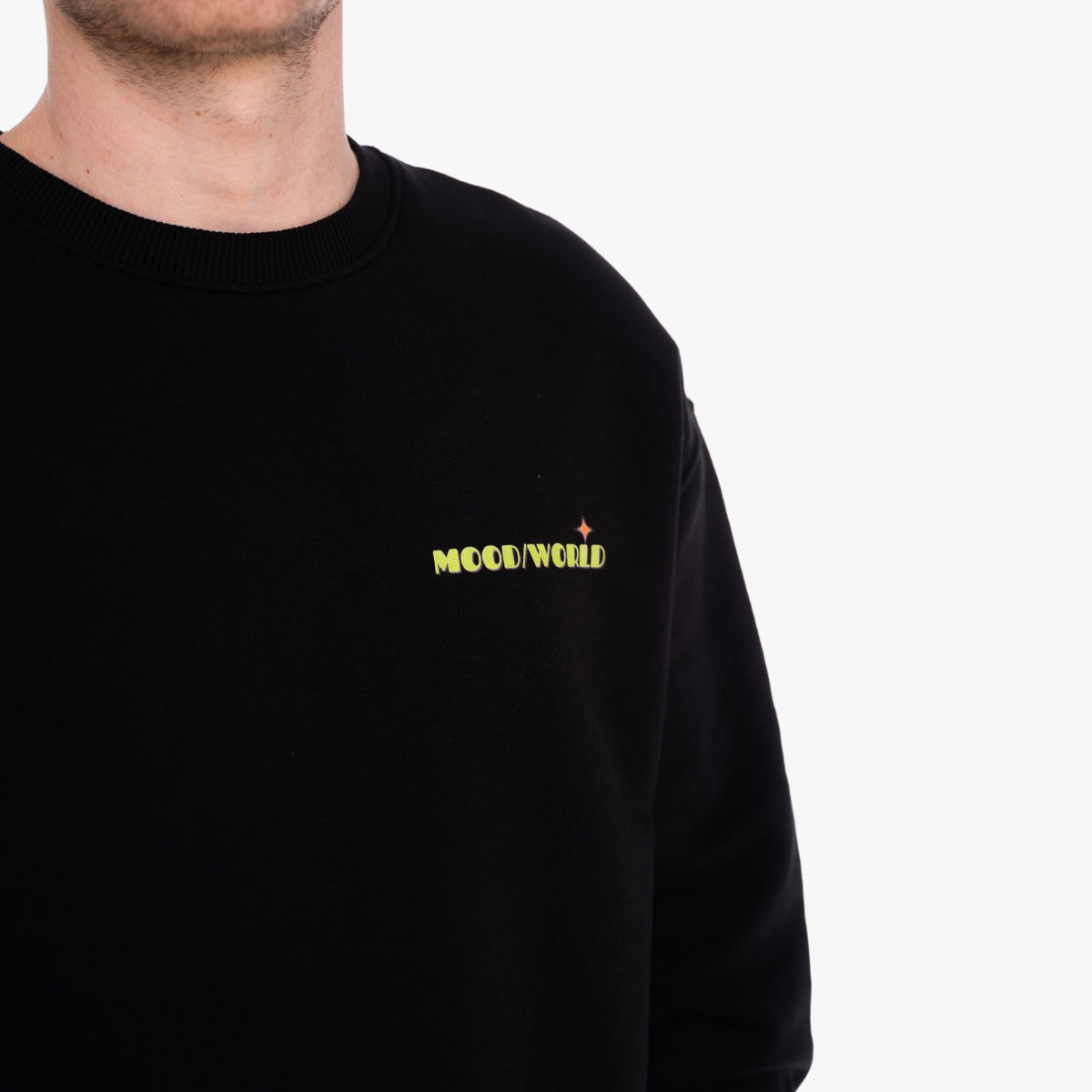 'WHISH YOU' Organic Oversize Sweatshirt in der Farbe Black als Front Detailaufnahme getragen von einem männlichen Model