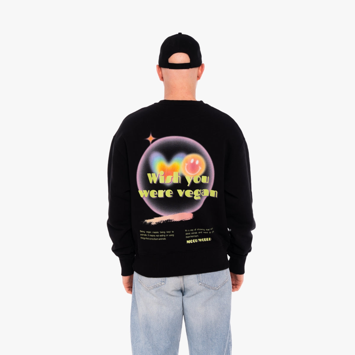 'WHISH YOU' Organic Oversize Sweatshirt in der Farbe Black als Back Nahaufnahme getragen von einem männlichen Model