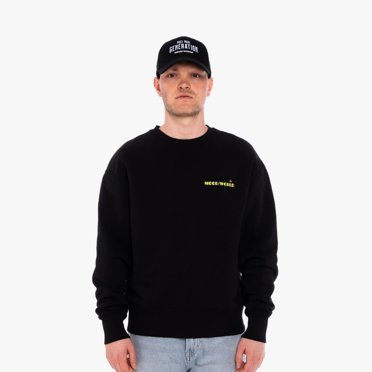 'WHISH YOU' Organic Oversize Sweatshirt in der Farbe Black als Front Nahaufnahme getragen von einem männlichen Model