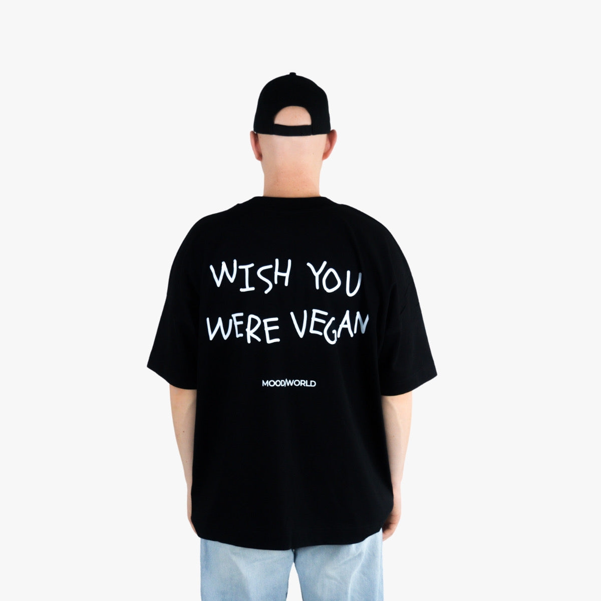 'WISH YOU WERE VEGAN HANDWRITTEN' Organic Oversize Shirt in der Farbe Black als Back Nahaufnahme getragen von einem männlichen Model