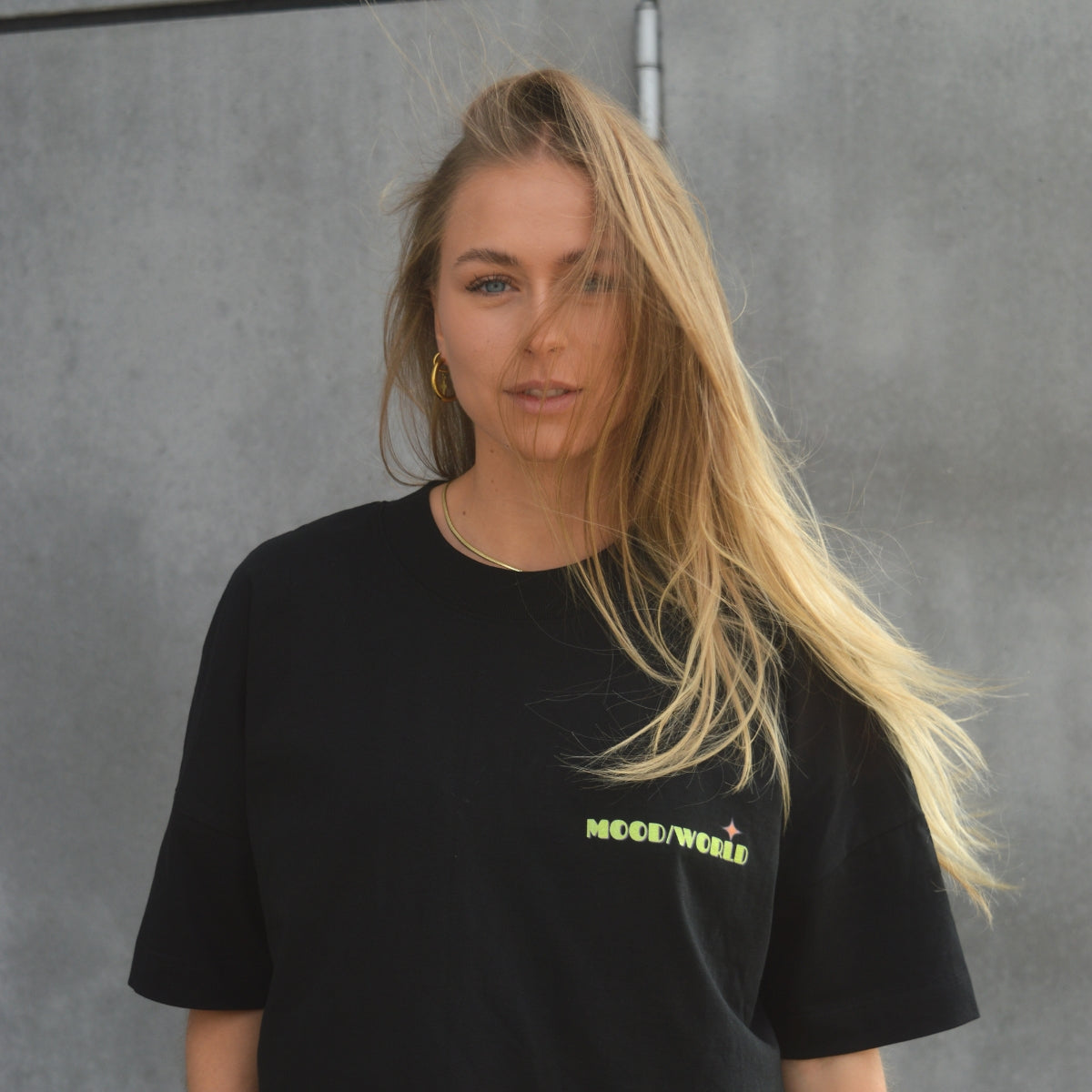 'WISH YOU' Organic Oversize Shirt in der Farbe Black als Front Nahaufnahme getragen von einem weiblichen Model