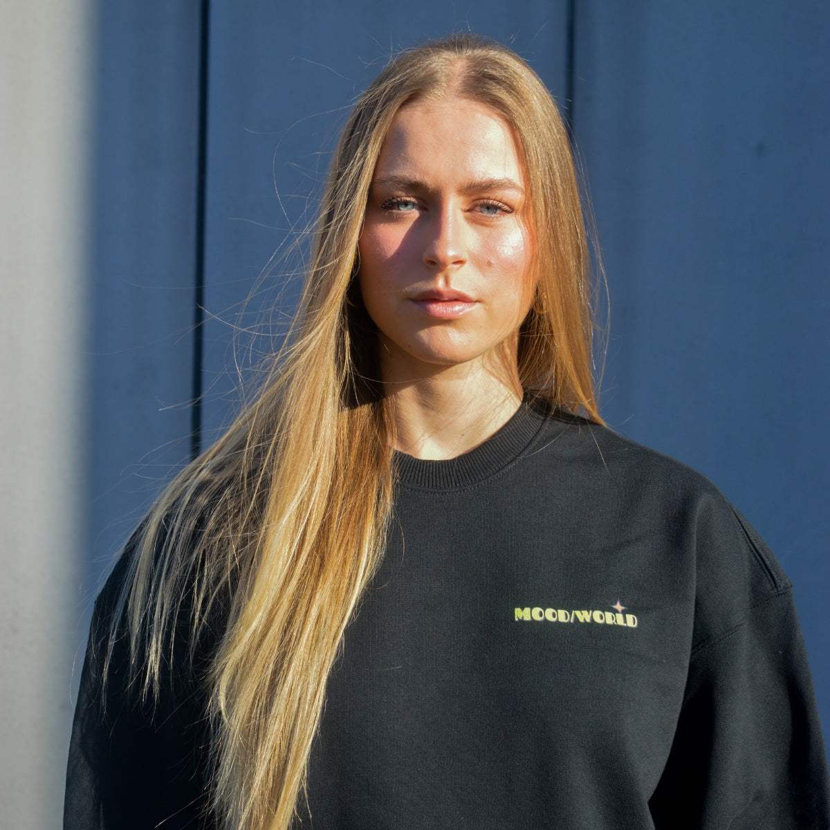 'WISH YOU' Organic Oversize Sweatshirt in der Farbe Black als Front Nahaufnahme getragen von einem weiblichem Model