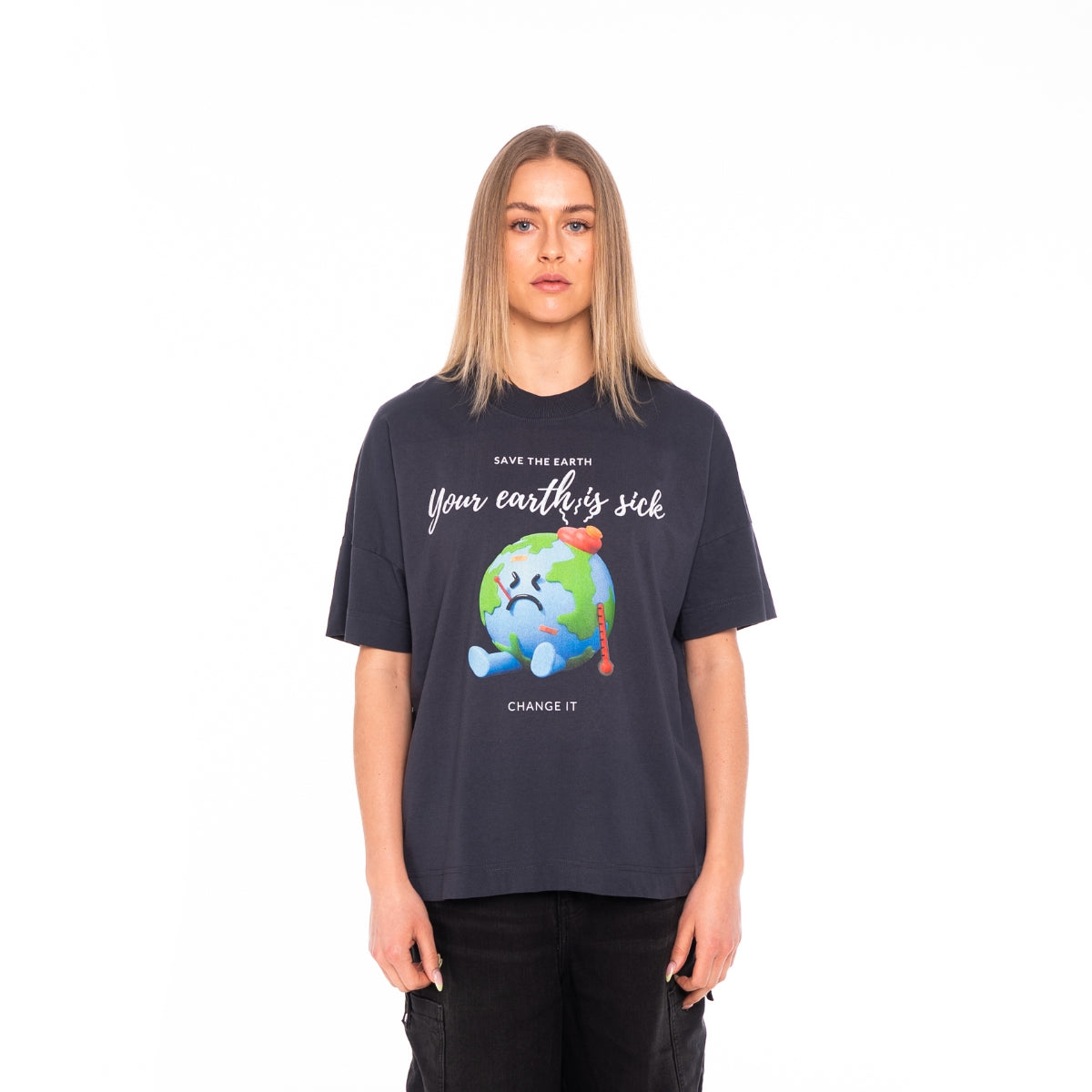 'YOUR EARTH IS SICK' Organic Oversize Shirt in der Farbe India Ink Grey als Frontbild getragen von einem weiblichem Model